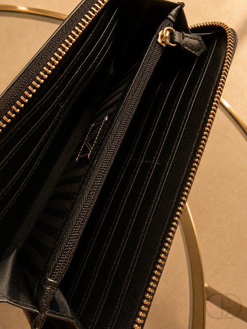 Billetera V'S Negra con Tachas Doradas