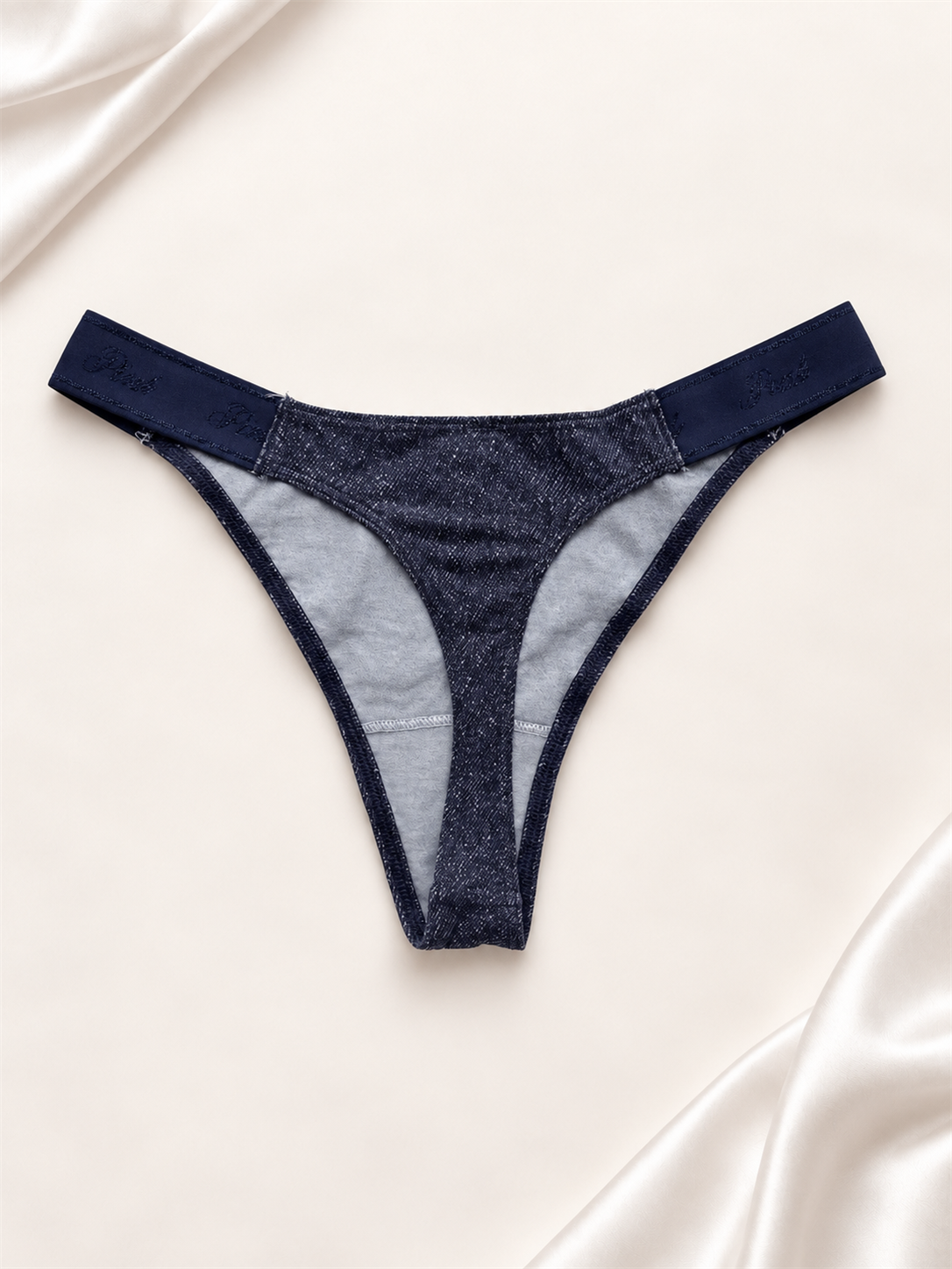 Panti azul marino liso de corte tanga, vista dorso