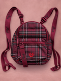 Mochila Pink bordó a cuadrosi, vista 1 sobre fondo rosado