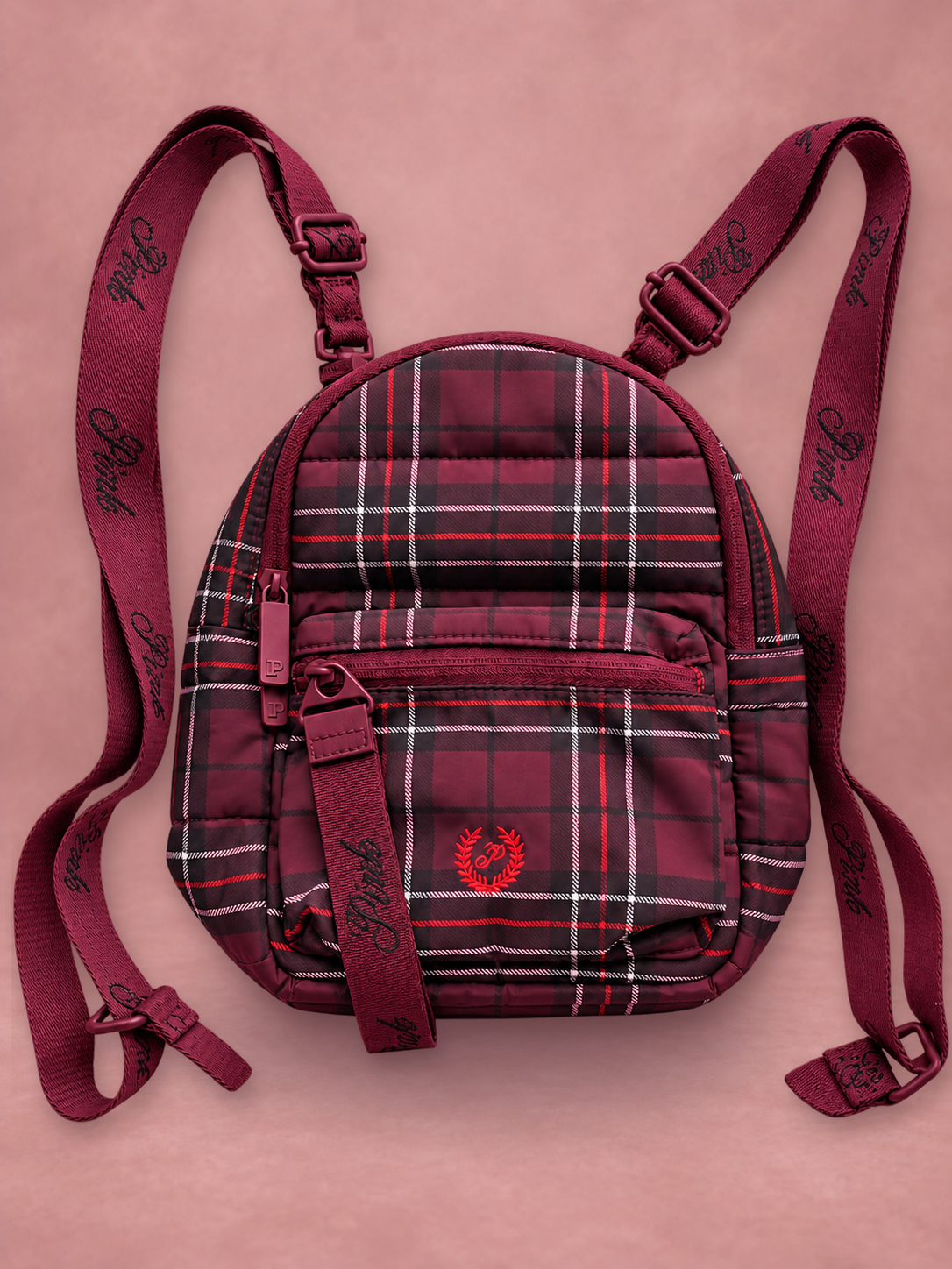 Mochila Pink bordó a cuadrosi, vista 1 sobre fondo rosado
