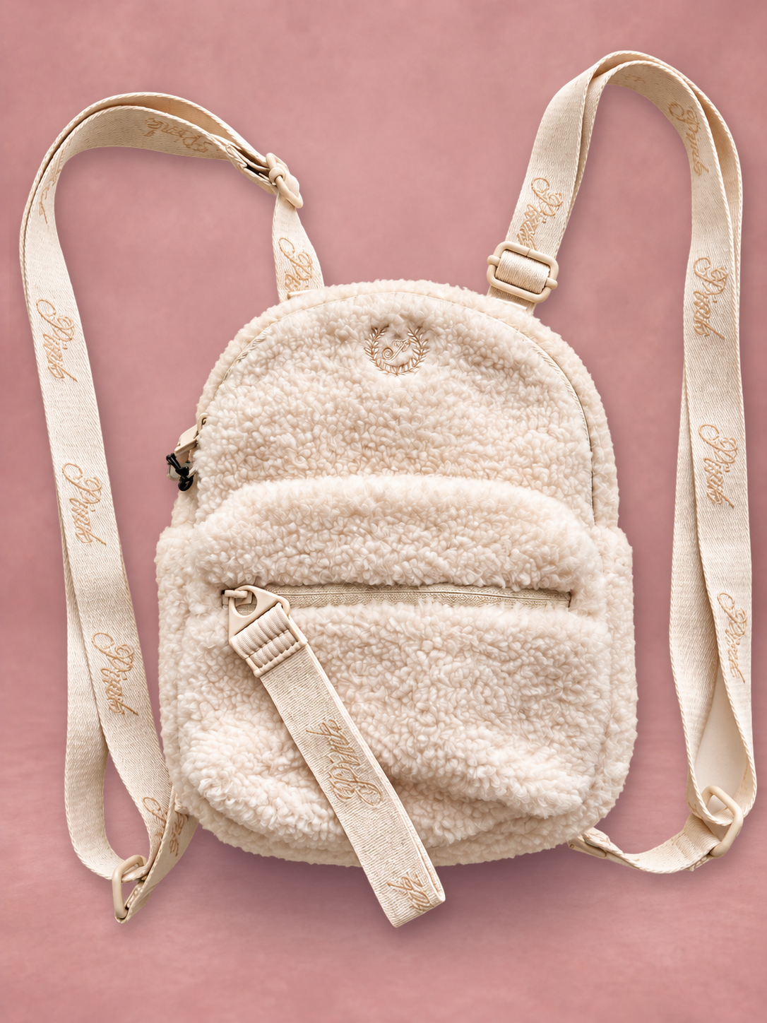 Mochila Pink de peluche color marfil, vista 1 sobre fondo rosado