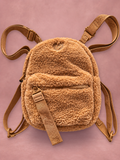 Mochila Pink de peluche color camel, vista 1 sobre fondo rosado