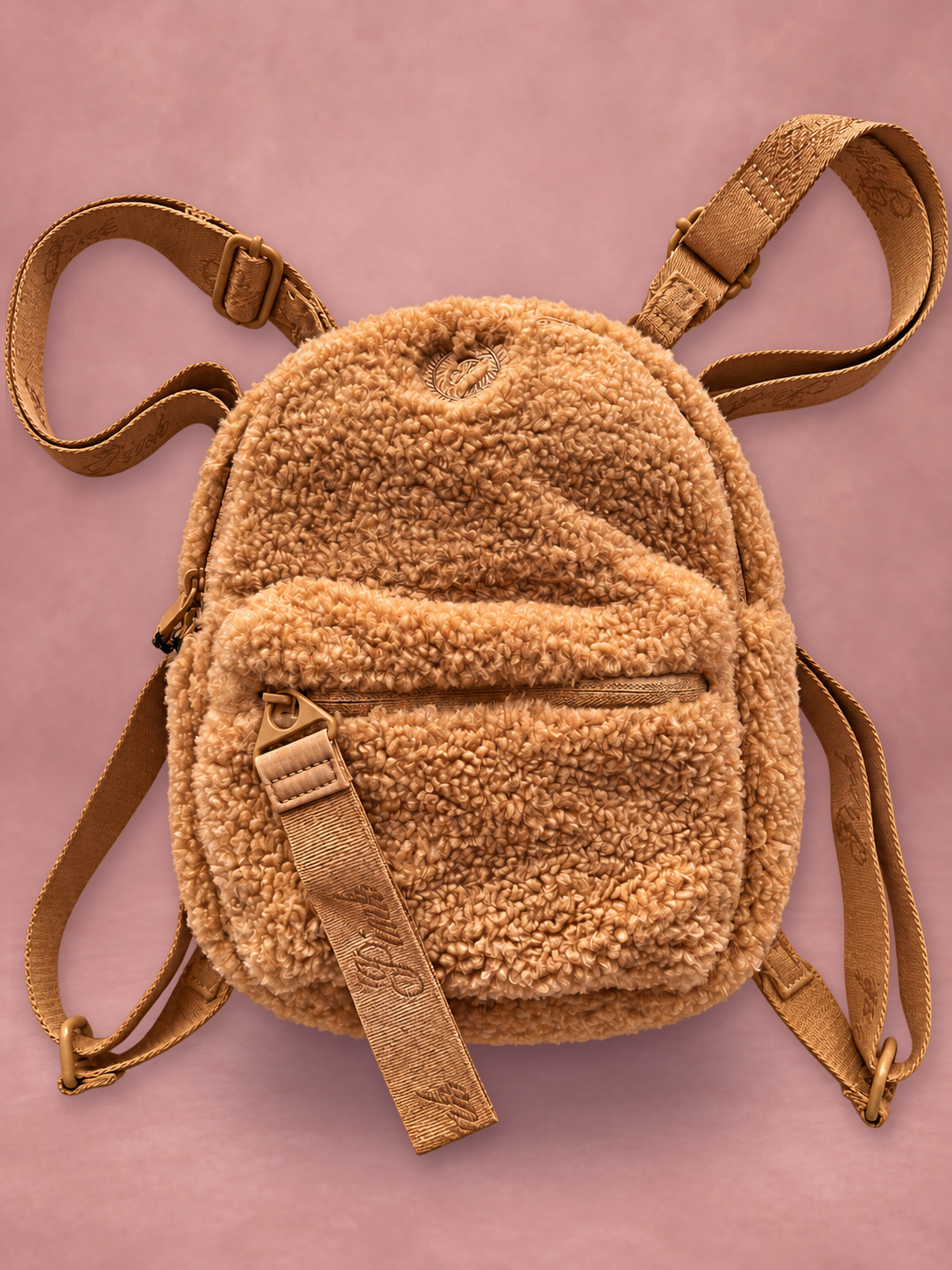 Mochila Pink de peluche color camel, vista 1 sobre fondo rosado
