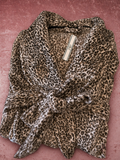 Bata V'S Animal Print de Plush con Cinturón — vista plegada sobre fondo rosa texturado