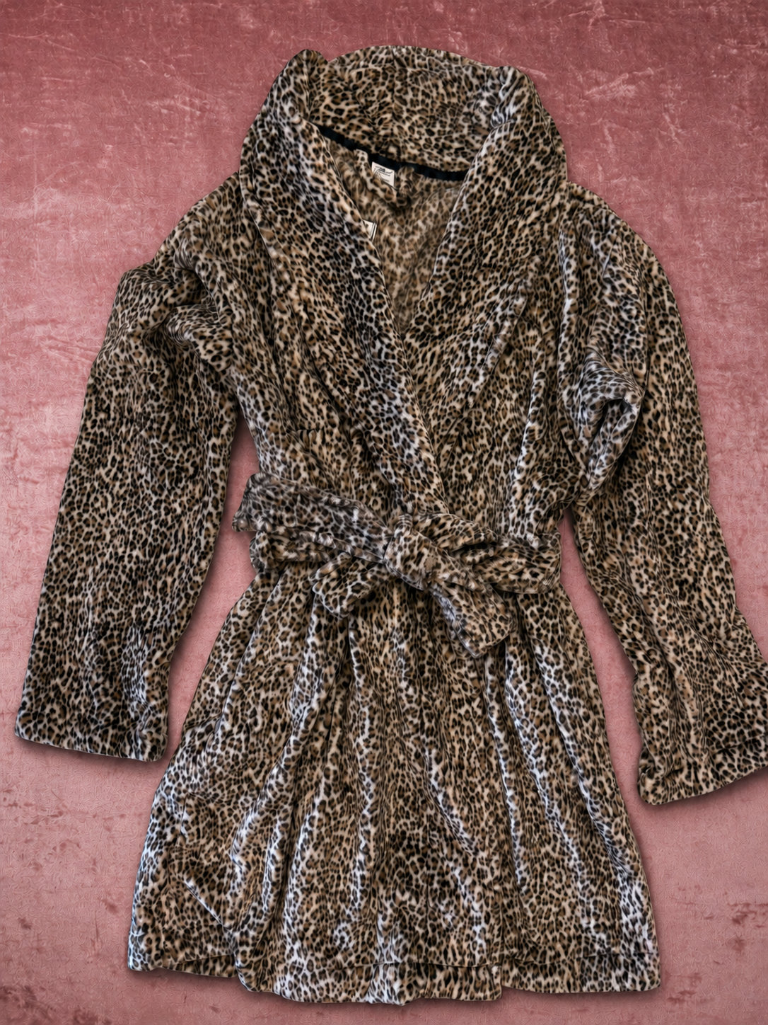 Bata V'S Animal Print de Plush con Cinturón — vista extendida sobre fondo rosa texturado