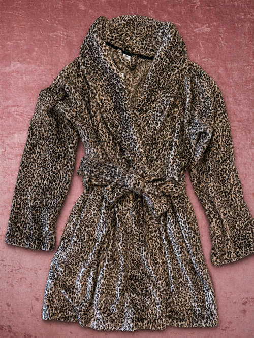 Bata V'S Animal Print de Plush con Cinturón — vista extendida sobre fondo rosa texturado