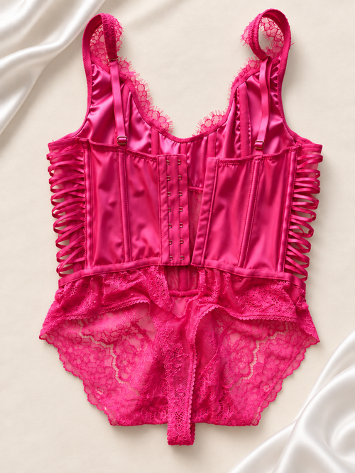 Body V'S Fucsia Corset de Encaje, vista dorsal sobre fondo marfil