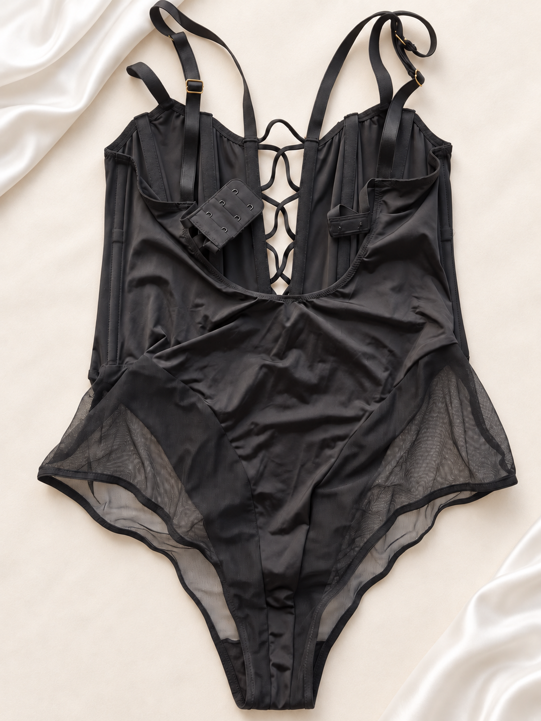 Body Negro Satinado con Tul y Espalda Cordón, vista frontal sobre fondo marfil