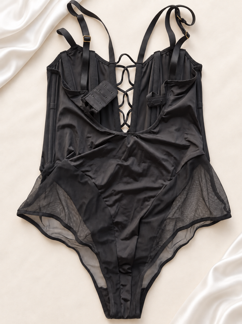 Body Negro Satinado con Tul y Espalda Cordón, vista frontal sobre fondo marfil