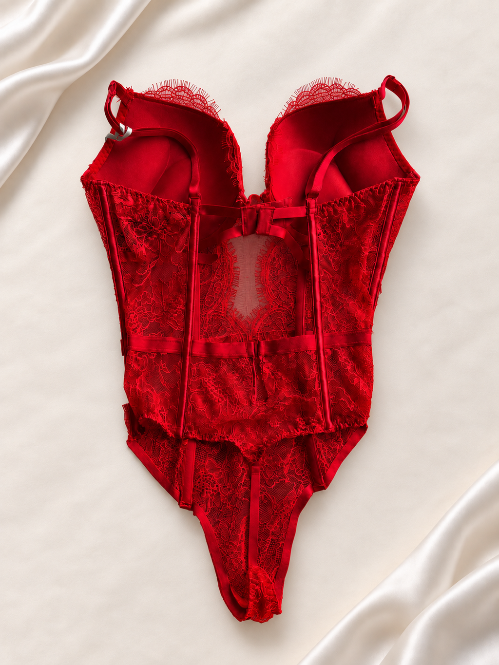 Body V'S de Encaje Rojo con aro y push up, vista dorsal sobre fondo marfil