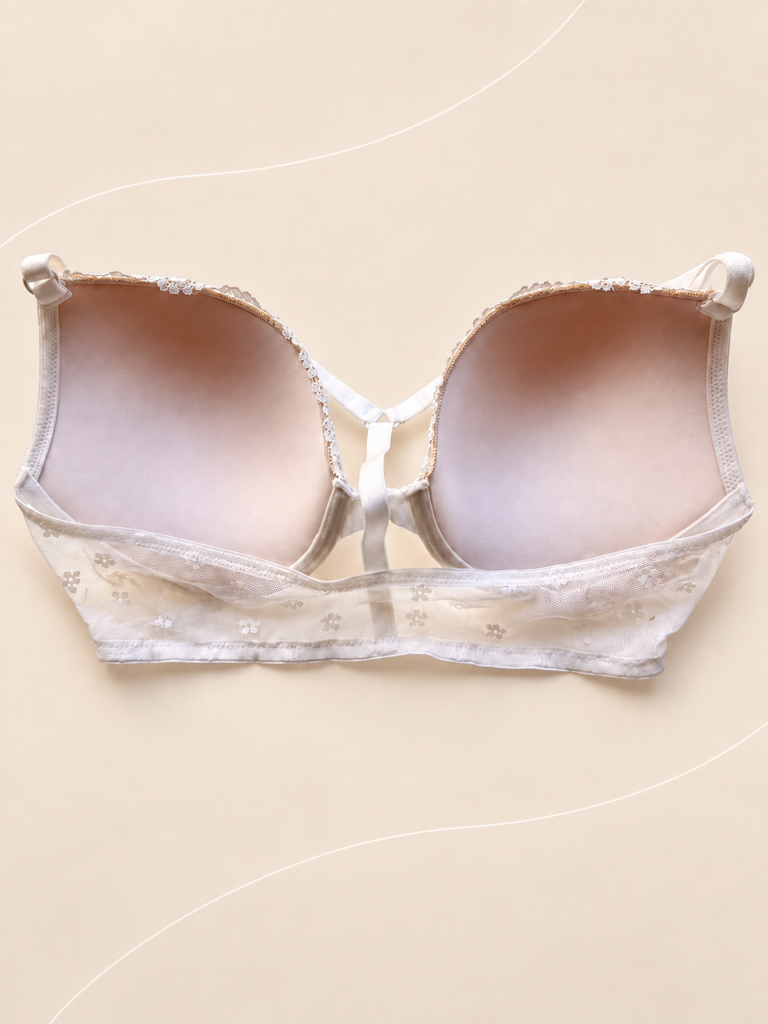 Corpiño V'S Blanco de Encaje con Espalda Cruzada, vista dorsal sobre fondo crema con líneas suaves