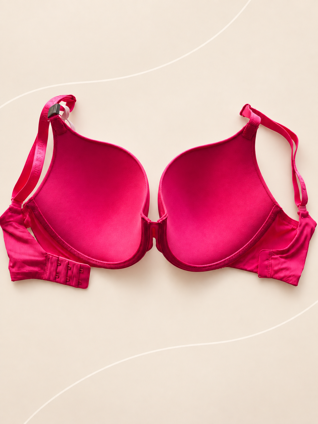 Corpiño V'S PINK Fucsia con Aro, vista dorsal sobre fondo crema con líneas suaves
