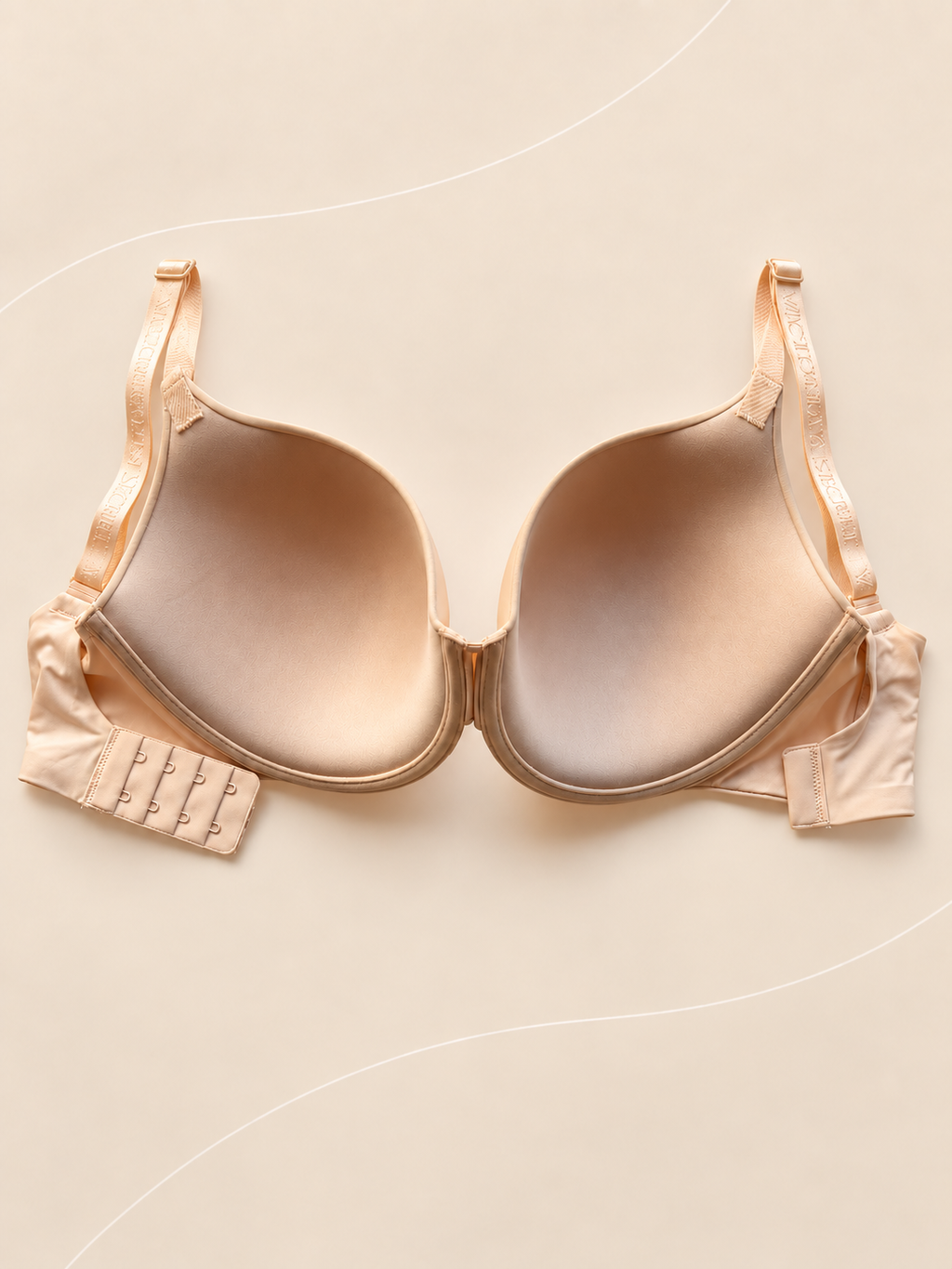 Corpiño V'S PINK Beige con Aro, vista dorsal sobre fondo crema con líneas suaves