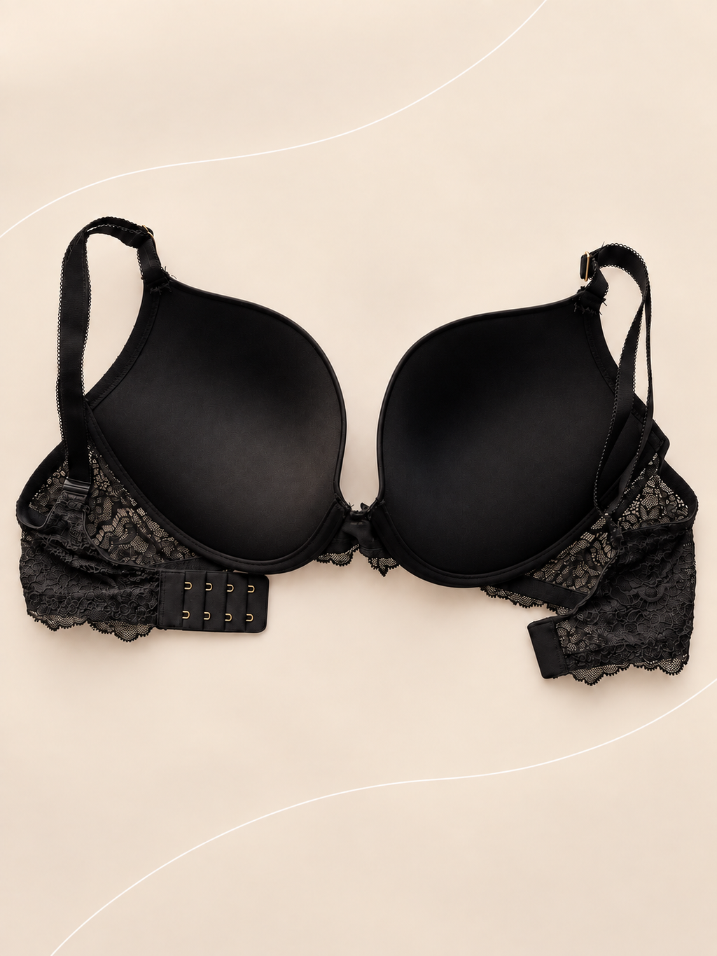 Corpiño V'S Negro Push-Up con Encaje, vista dorsal sobre fondo crema con líneas suaves