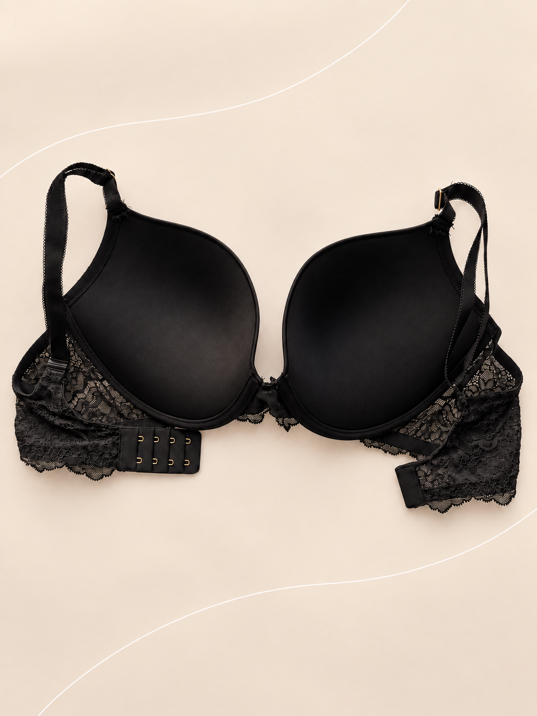Corpiño V'S Negro Push-Up con Encaje, vista dorsal sobre fondo crema con líneas suaves