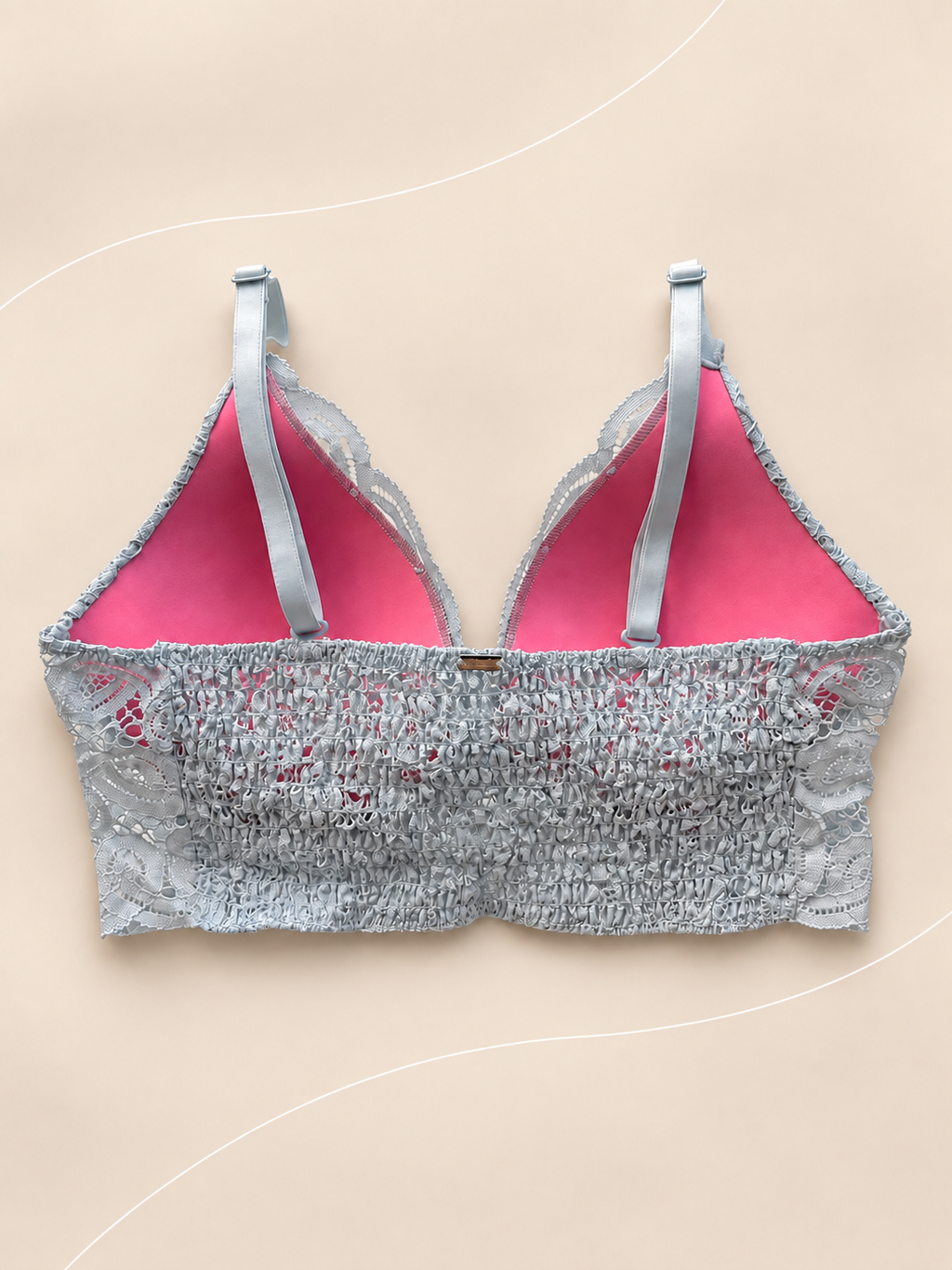Corpiño PINK celeste de Encaje con Banda Ancha, vista dorsal sobre fondo crema con líneas suaves