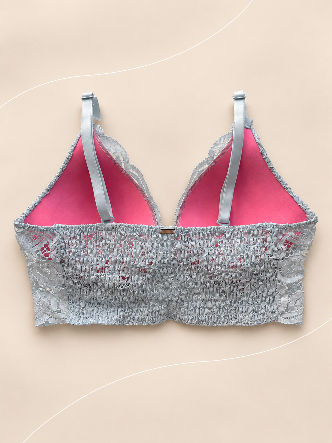 Corpiño PINK celeste de Encaje con Banda Ancha, vista dorsal sobre fondo crema con líneas suaves