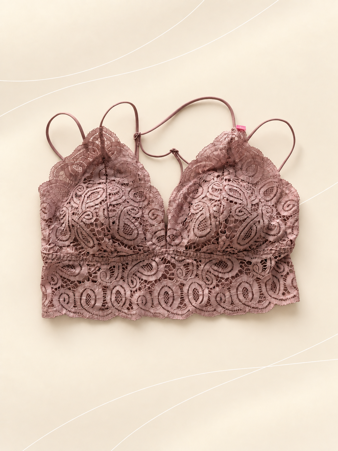 Bralette V'S de Encaje Rosa Malva, vista frontal sobre fondo crema de líneas suaves