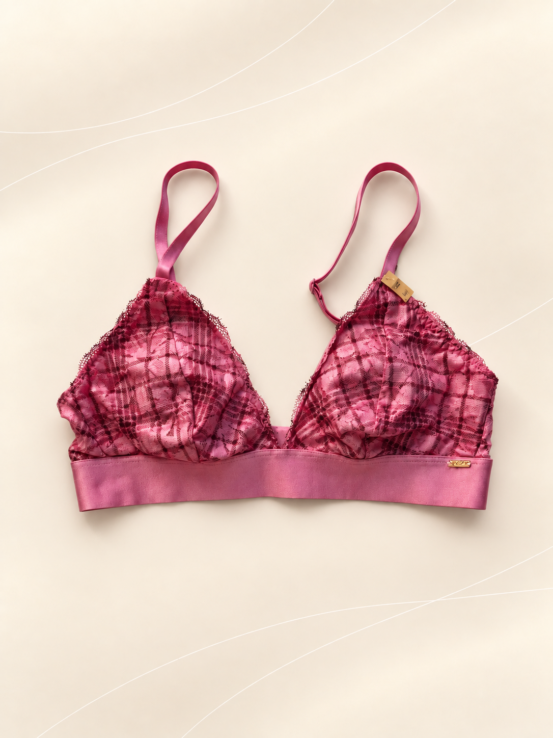Bralette V'S de Encaje Rosa con Estampado Floral, vista frontal sobre fondo crema de líneas suaves