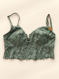 Bralette V'S Bustier de Encaje Verde Salvia, vista frontal sobre fondo crema de líneas suaves