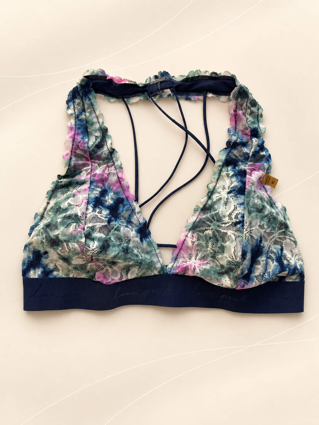 Bralette V'S de Encaje Floral con Espalda de Tiras, Floral, vista frontal sobre fondo crema de líneas suaves