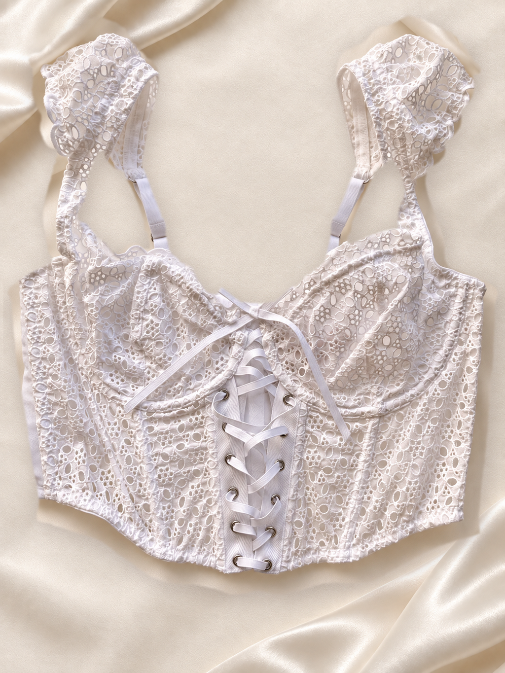 Corset V'S Blanco de Encaje Cruzado, vista dorsal sobre fondo marfil