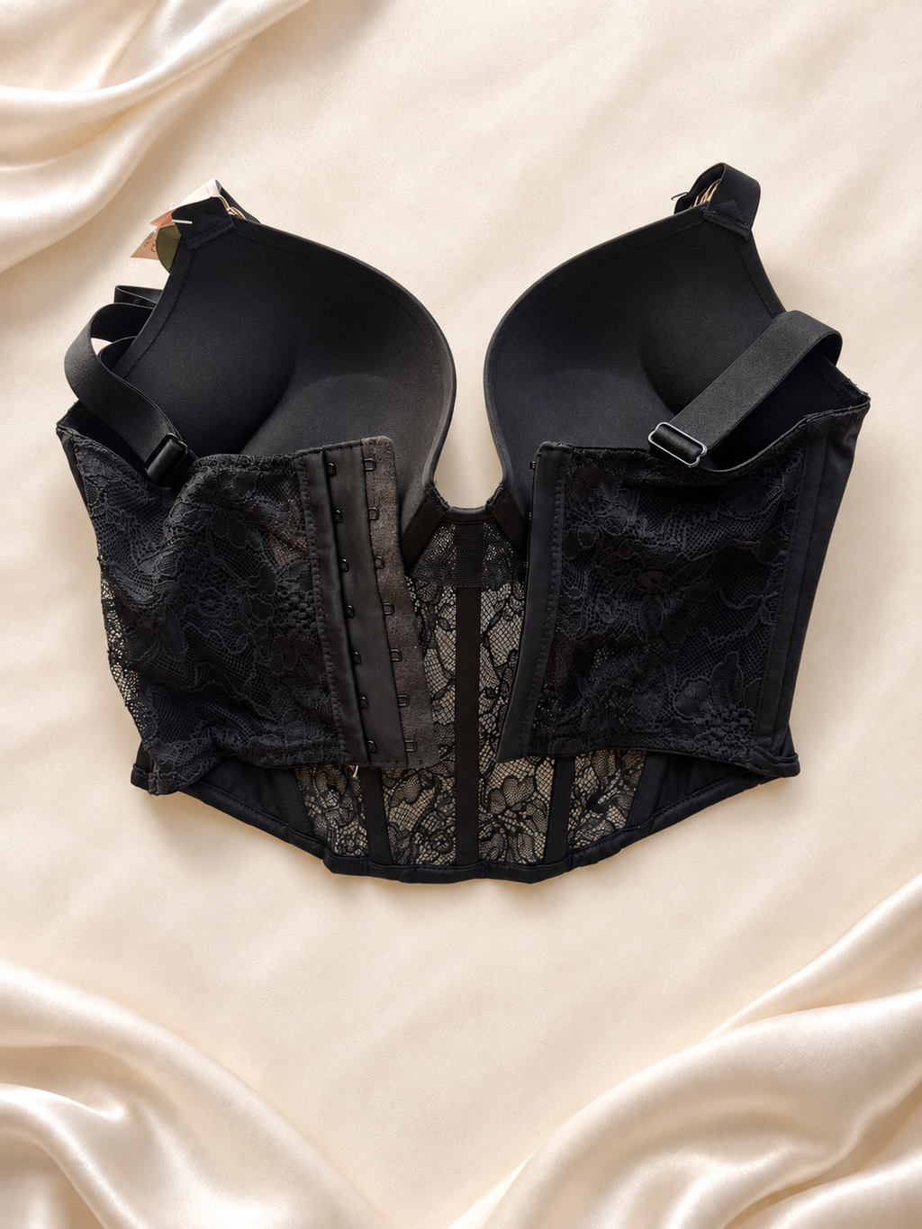Corset Negro con Breteles de Cadena Dorada, vista posterior