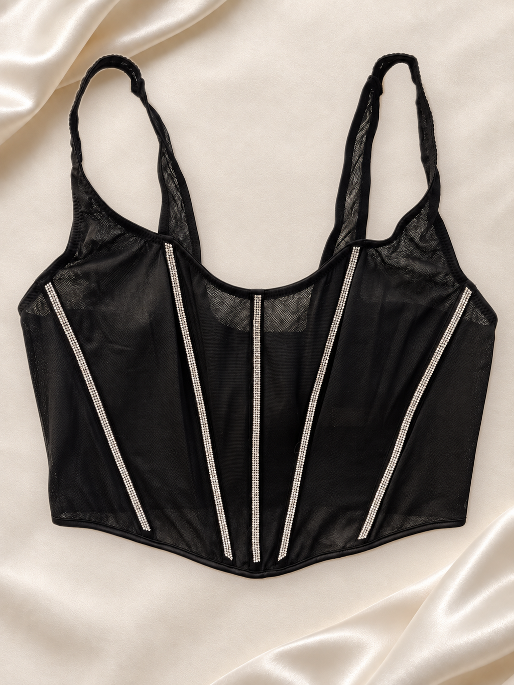 Corset V'S Negro con Strass, vista frontal sobre fondo marfil