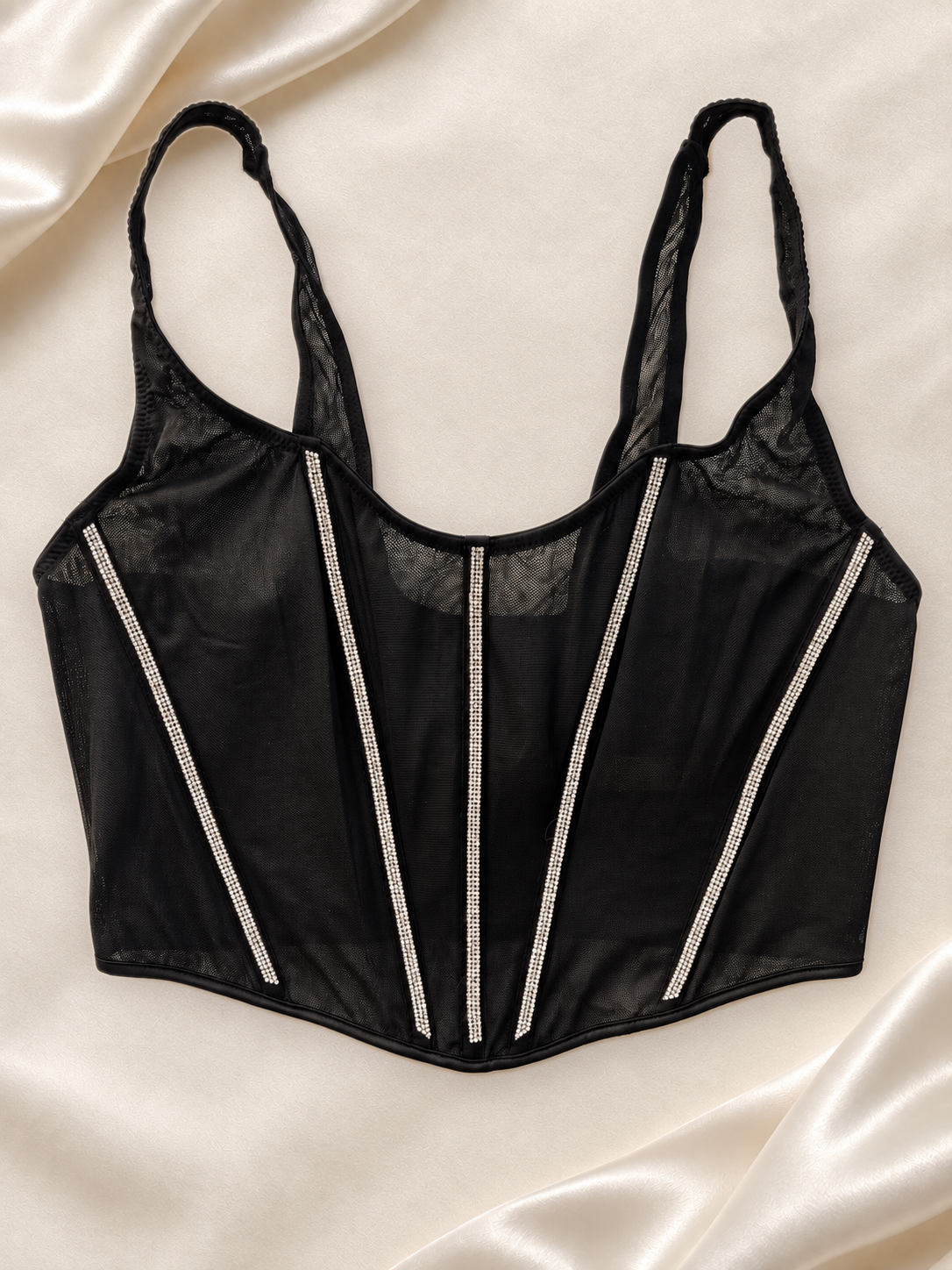 Corset V'S Negro con Strass, vista frontal sobre fondo marfil