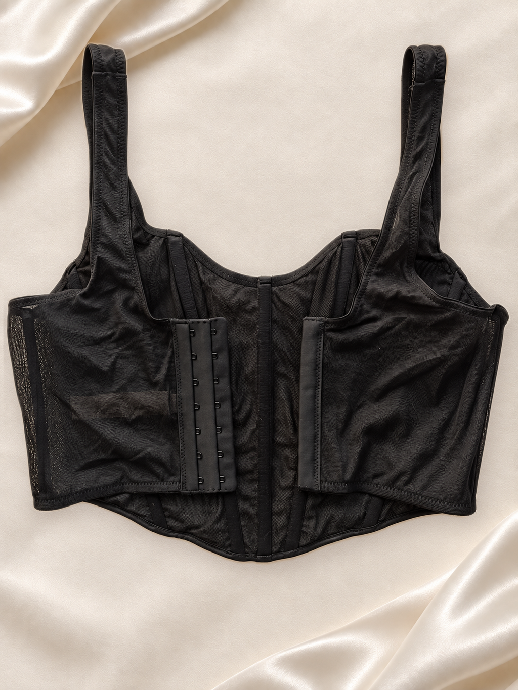 Corset V'S Negro con Strass, vista dorsal sobre fondo marfil