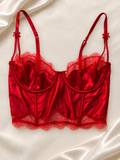 Corset V'S Rojo Satinado con Encaje, vista frontal sobre fondo marfil