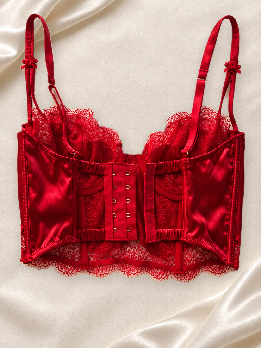 Corset V'S Rojo Satinado con Encaje, vista dorsal sobre fondo marfil