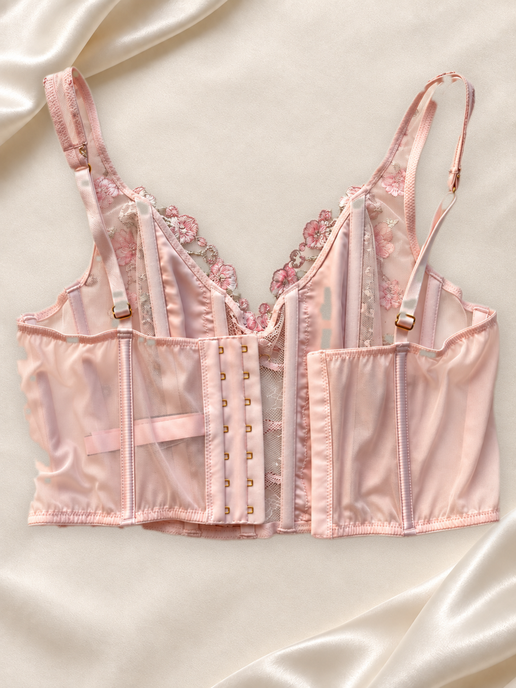 Corset V'S Rosa con Bordado Floral, vista dorsal sobre fondo marfil