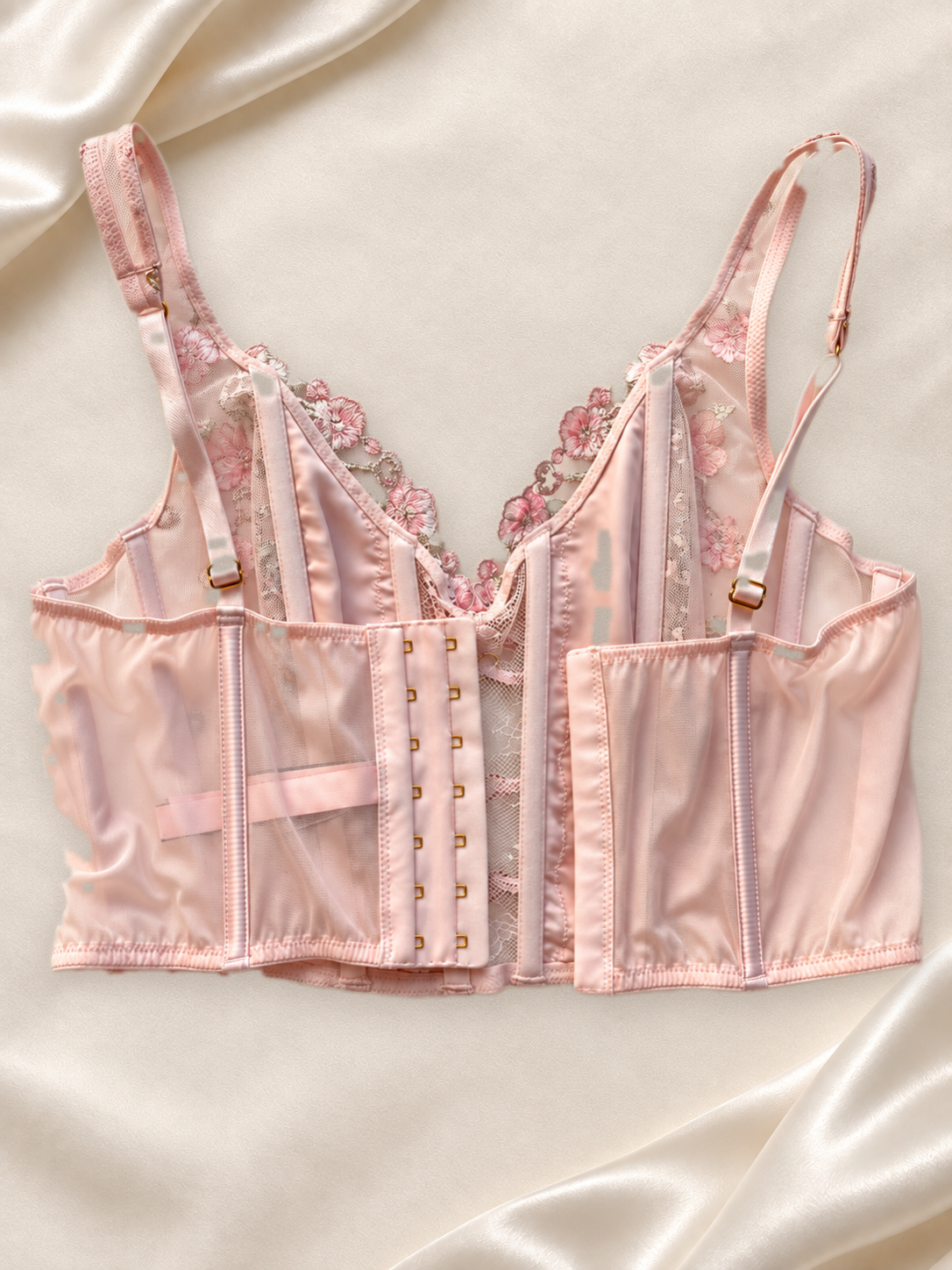 Corset V'S Rosa con Bordado Floral, vista dorsal sobre fondo marfil