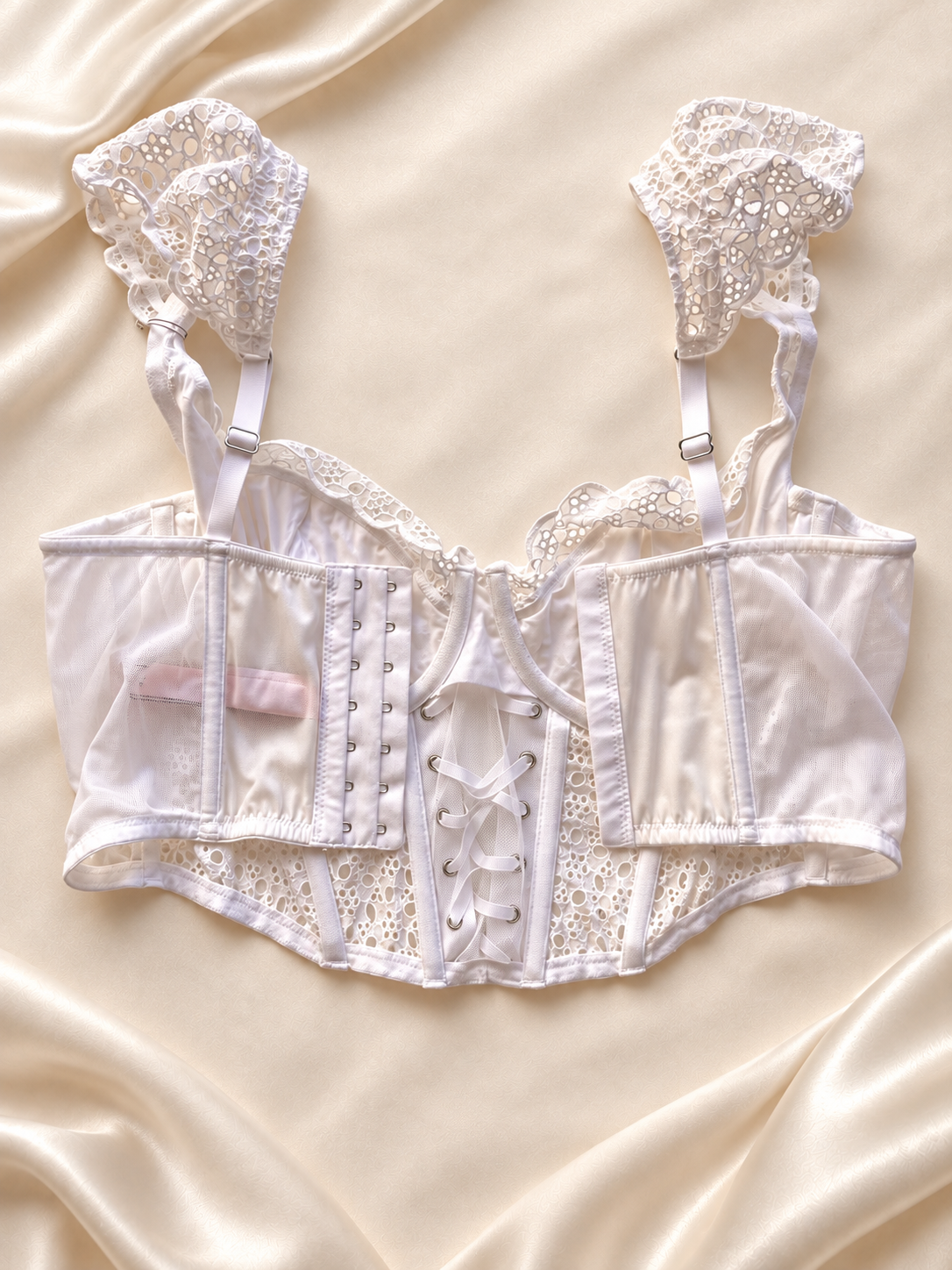 Corset V'S blanco de encaje cruzado, vista posterior sobre satén marfil