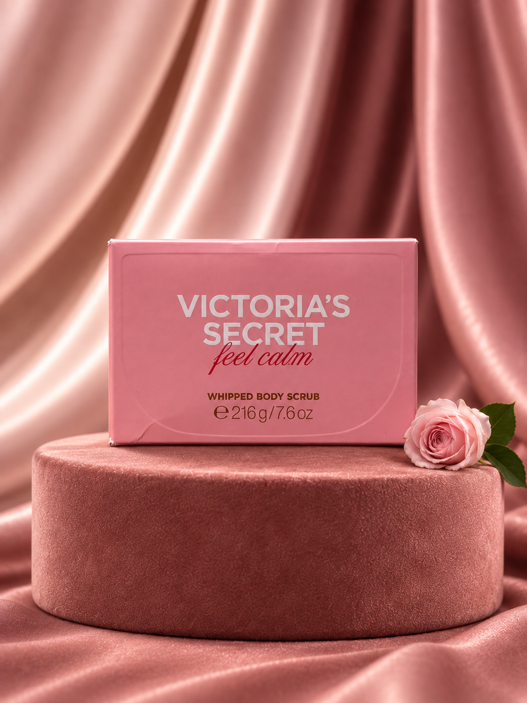 Exfoliante corporal V'S Feel Calm en caja rosa