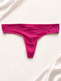 Panti fucsia liso de corte tanga, vista dorso