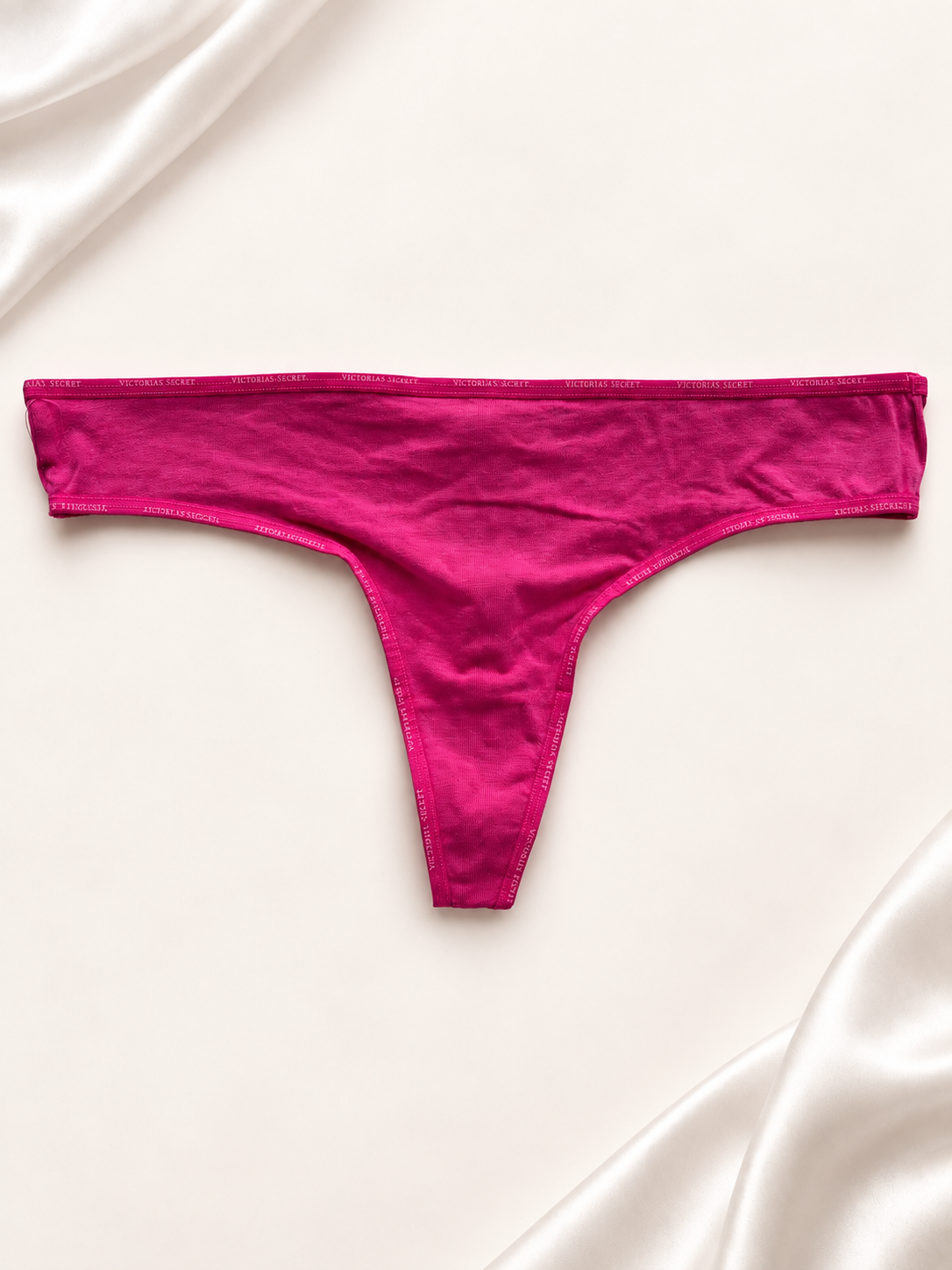Panti fucsia liso de corte tanga, vista dorso