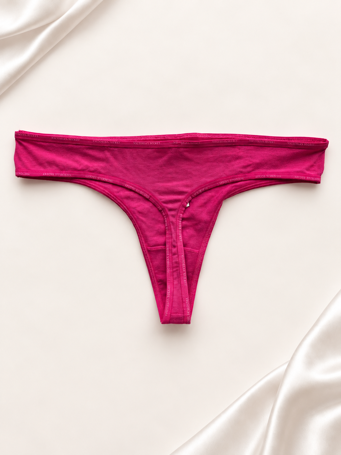 Panti fucsia liso de corte tanga, vista frente