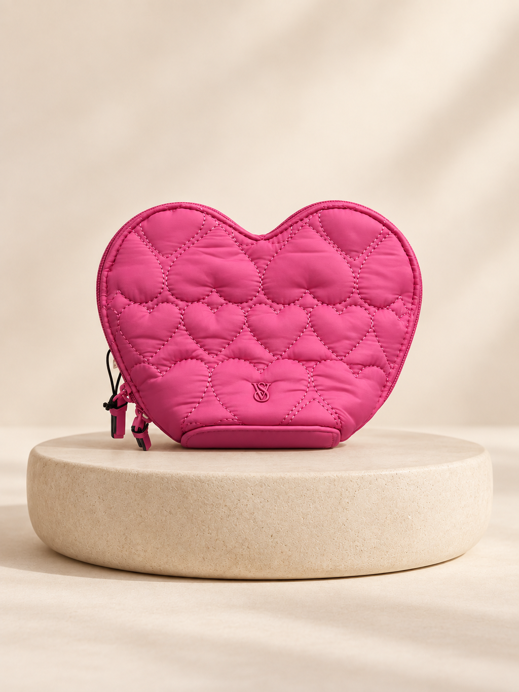 Neceser rosa fucsia acolchado con forma de corazón, vista exterior