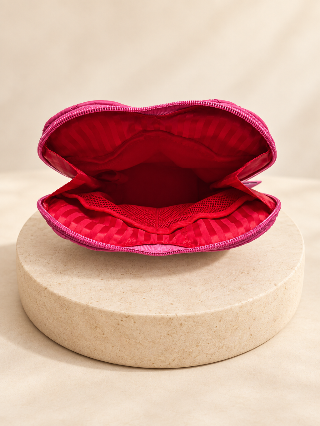Interior rojo del neceser rosa fucsia abierto