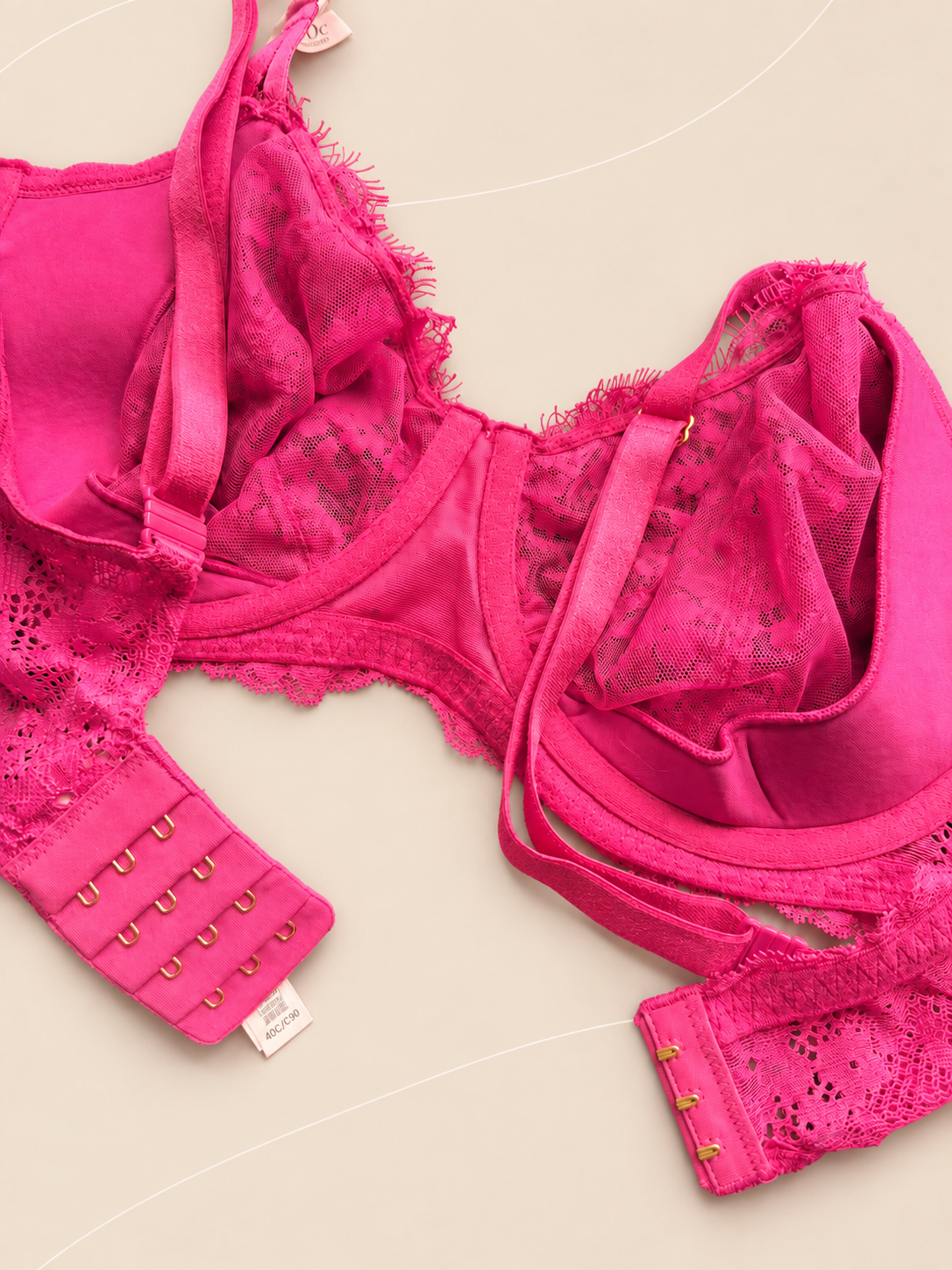 Corpiño V'S de Encaje Fucsia con Aro, vista detalle dorsal