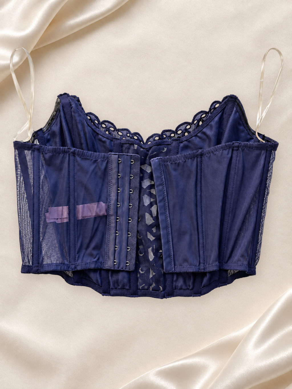 Corset V'S Azul Marino de Encaje con Cordón, vista dorsal sobre fondo marfil