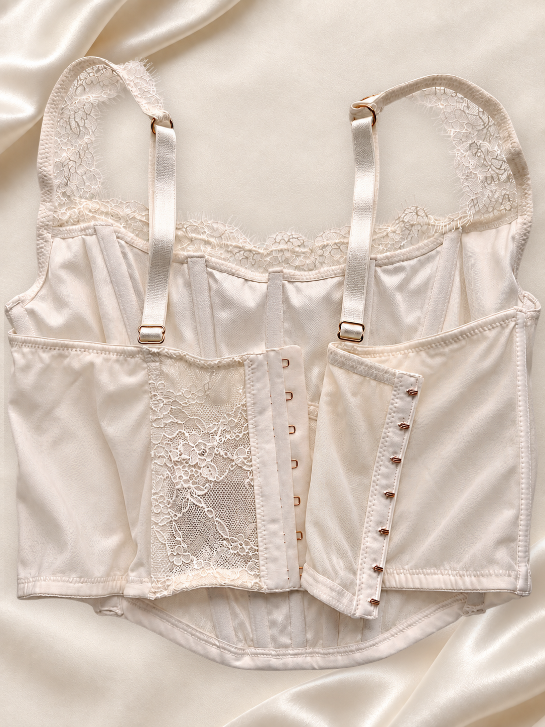 Corset Bustier de Encaje Blanco Semitransparente, vista dorsal sobre fondo marfil