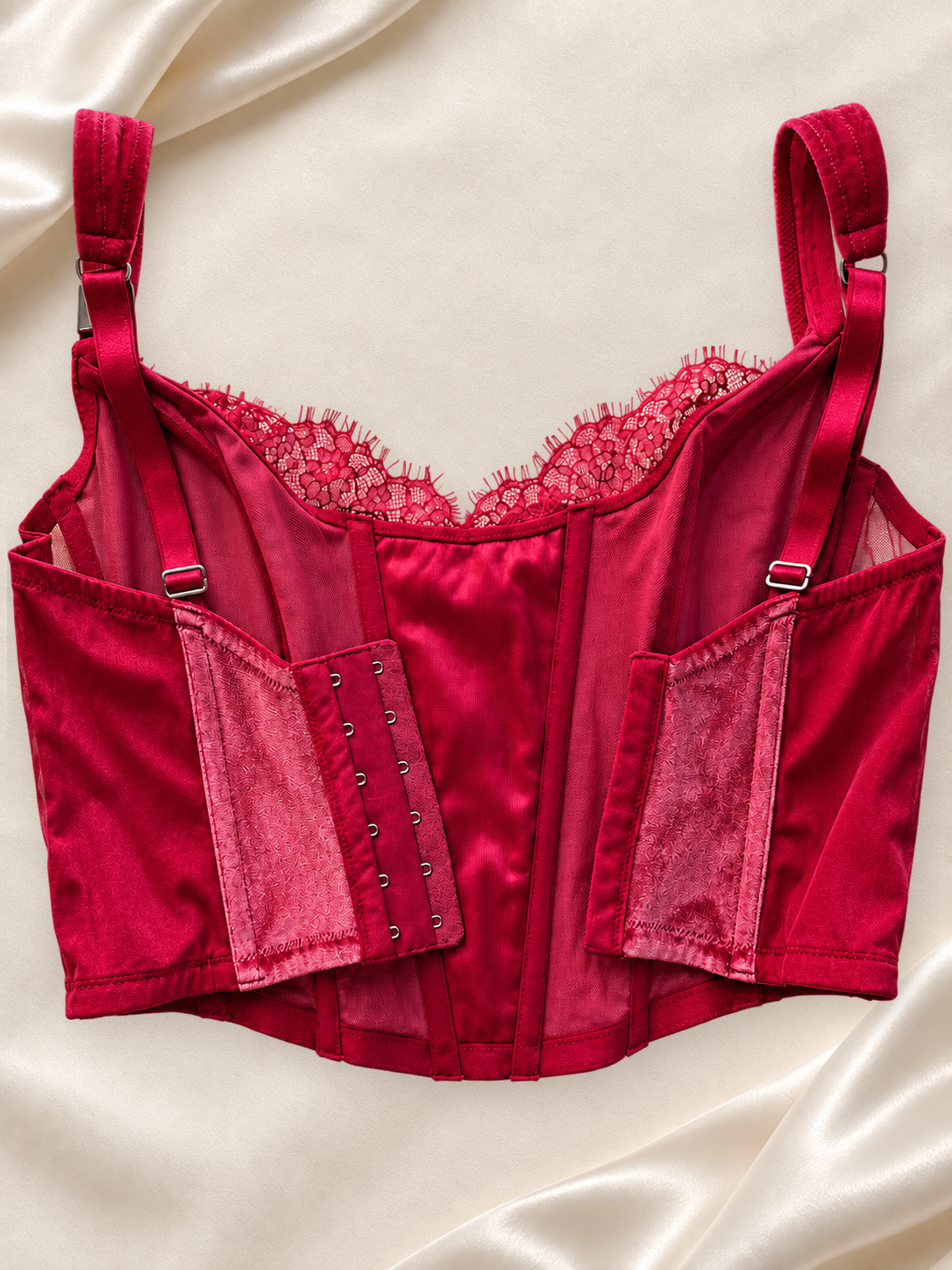 Corset V'S Bordo de Terciopelo con Encaje, vista dorsal sobre fondo marfil