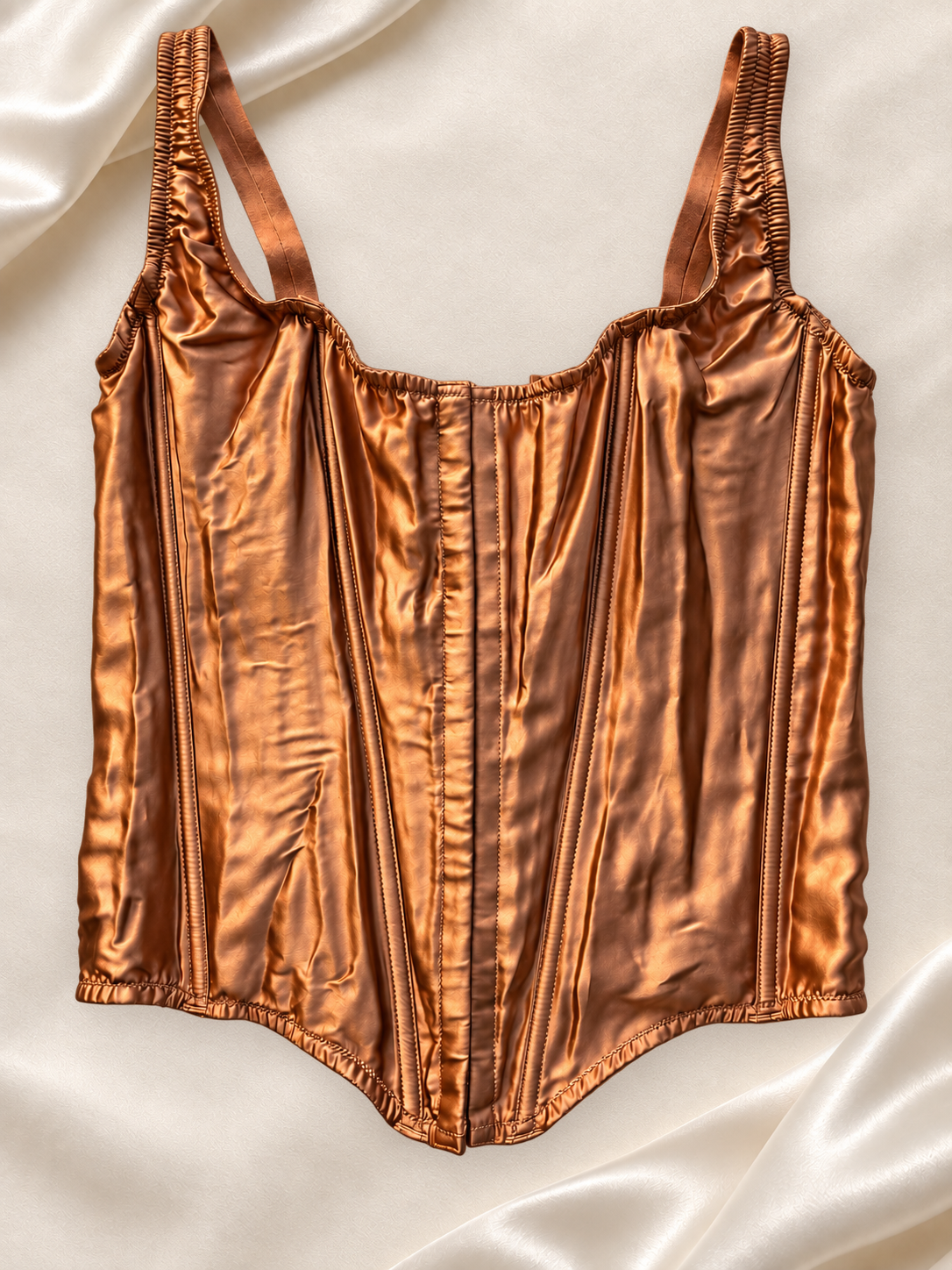 Corset V'S Bronce Satinado con Cordón, vista frontal sobre fondo marfil