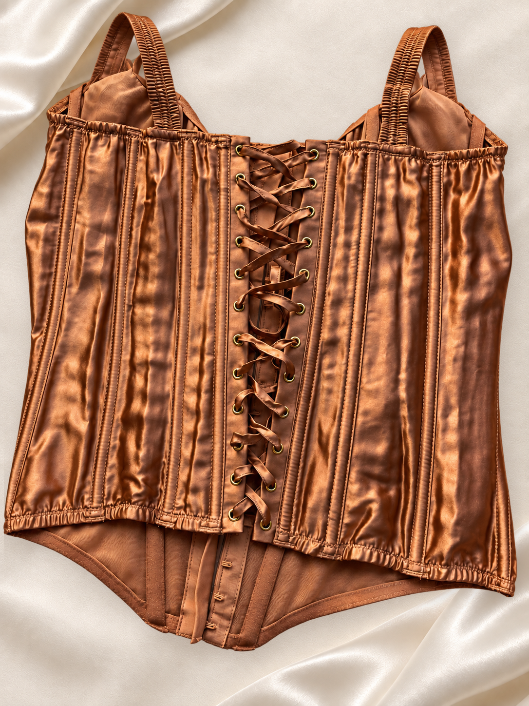 Corset V'S Bronce Satinado con Cordón, vista dorsal sobre fondo marfil