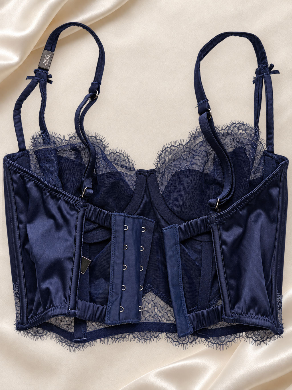 Bustier Satinado Azul Marino con Encaje y Aro, vista dorsal sobre fondo marfil
