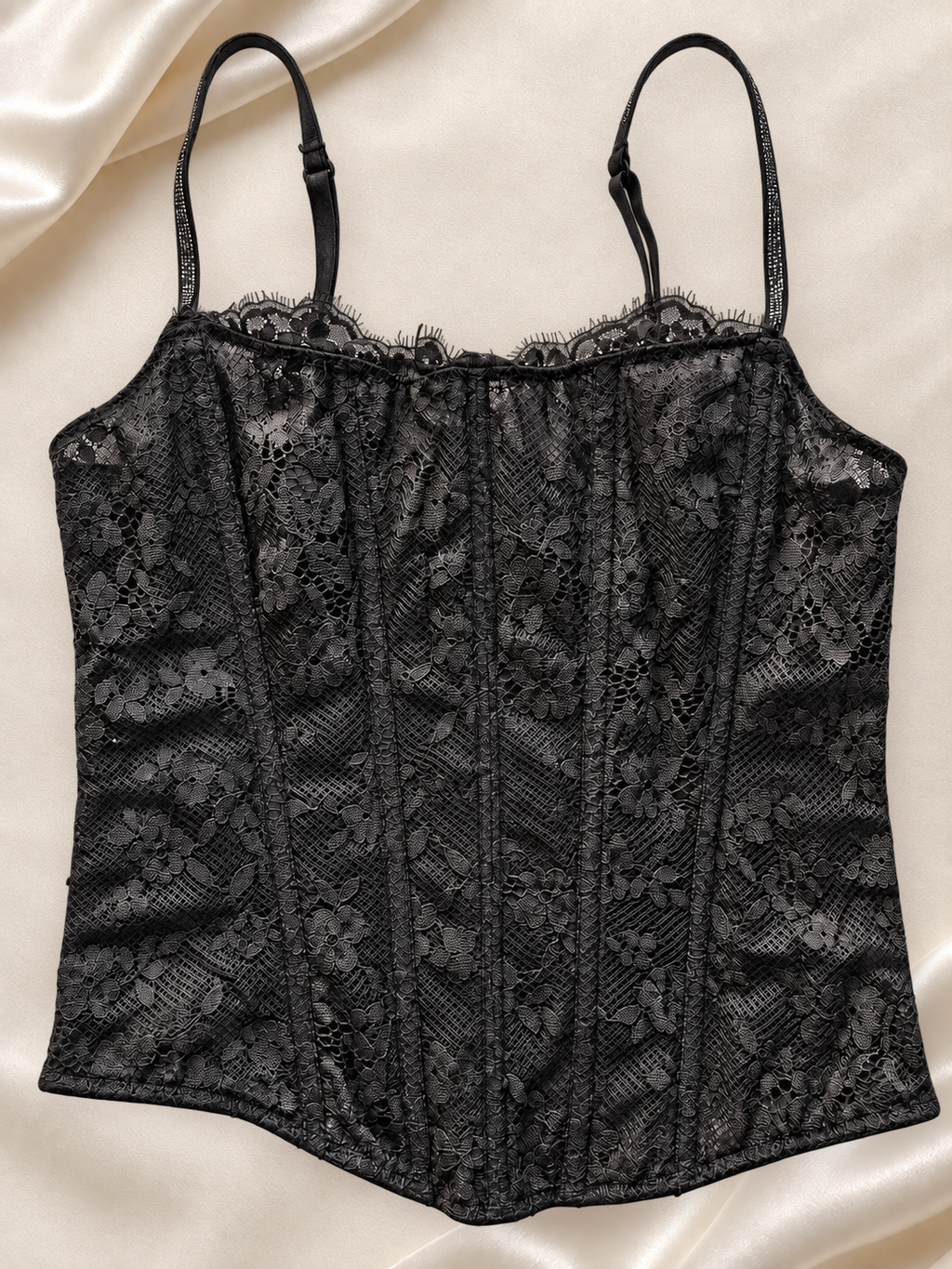 Corset V'S Negro de Encaje con Cordón, vista dorsal sobre fondo marfil