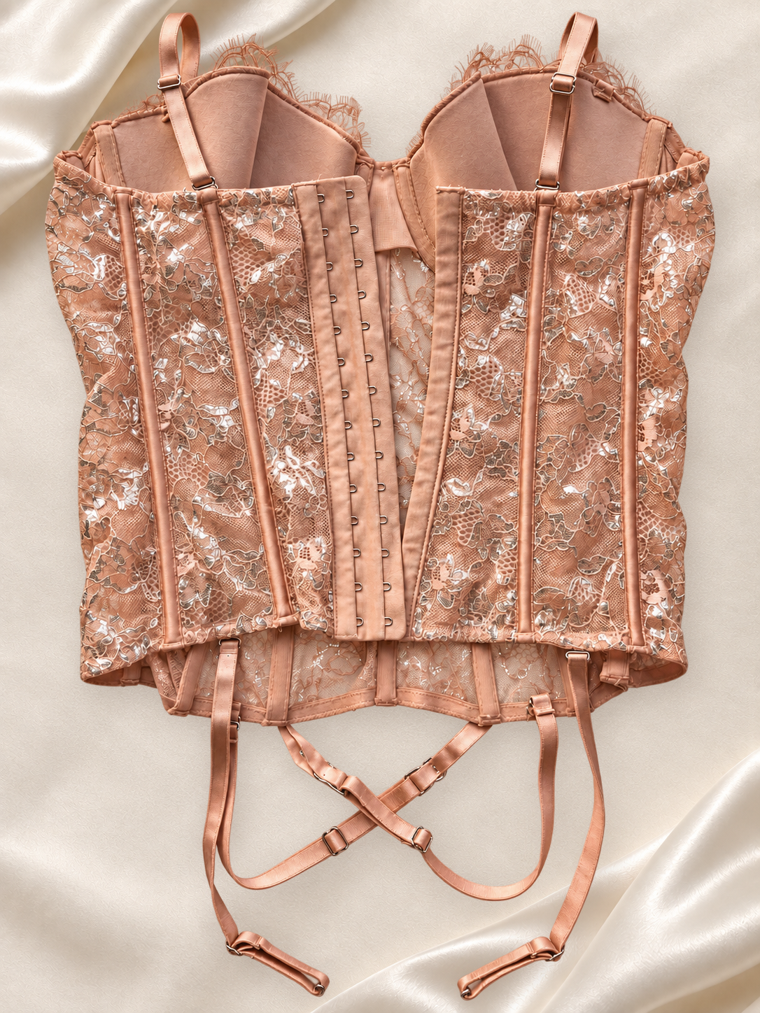 Corset V'S Nude de Encaje con Portaligas, vista dorsal sobre fondo marfil